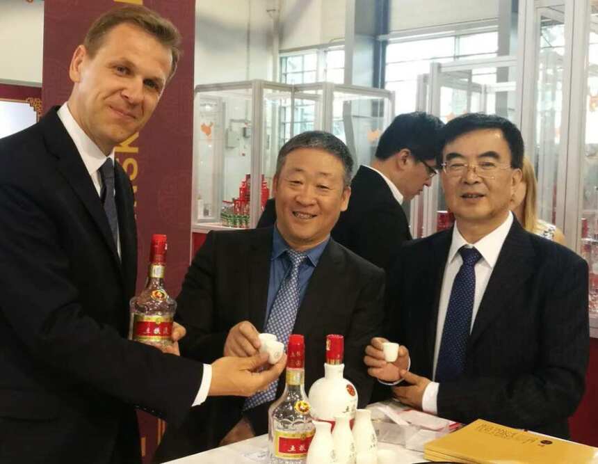 中国白酒组团参展波兹南国际食品展，“五粮液·缘定晶生”等产品受青睐