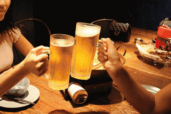 哈尔滨啤酒在国内120年，国人却误以为国产，一年被吸走50亿元