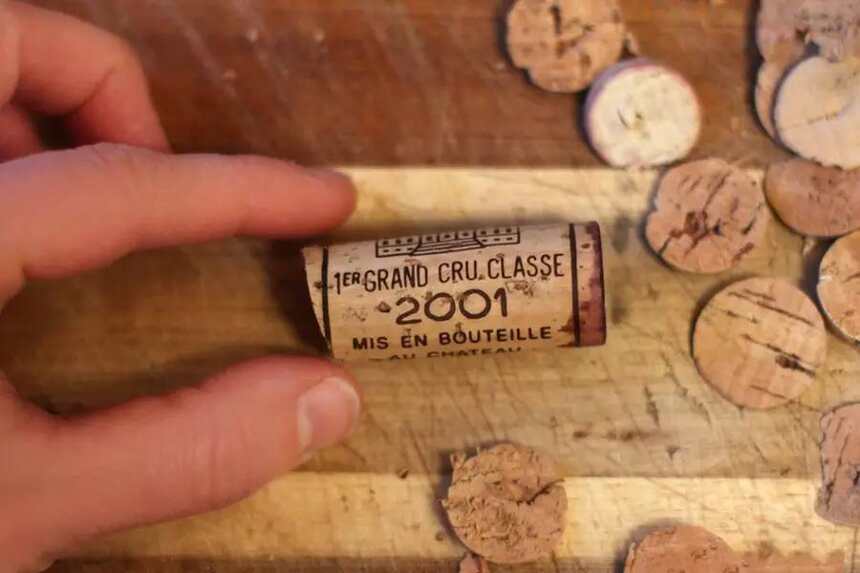 葡萄酒软木塞上的文字透露了什么信息?