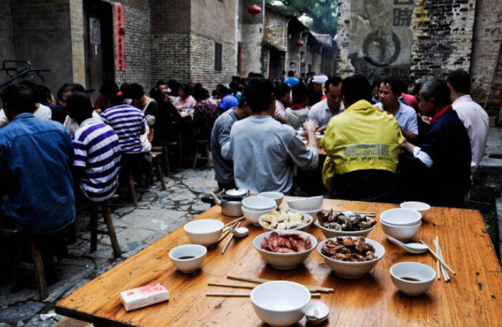 陕西一农村丧宴火了，飞天茅台、中华香烟摆满酒桌，引网友热议