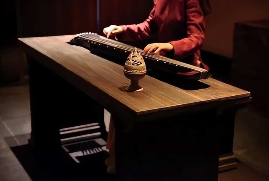 在CCTV4中，古琴和钢琴时隔45年再一次邂逅