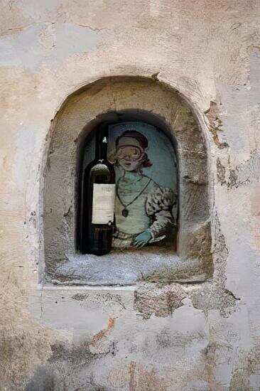 在古老的墙壁上凿一个窗口，竟然是为了卖葡萄酒？