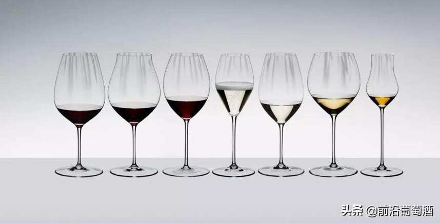 选择葡萄酒杯的方法，正确选择葡萄酒杯可以让葡萄酒更具风味