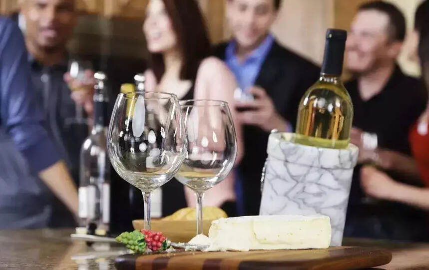 2018年，省会城市的企业年会开始流行喝葡萄酒