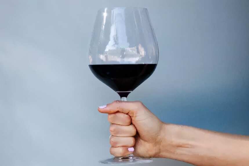 你握葡萄酒杯的方式，透露了你的层次