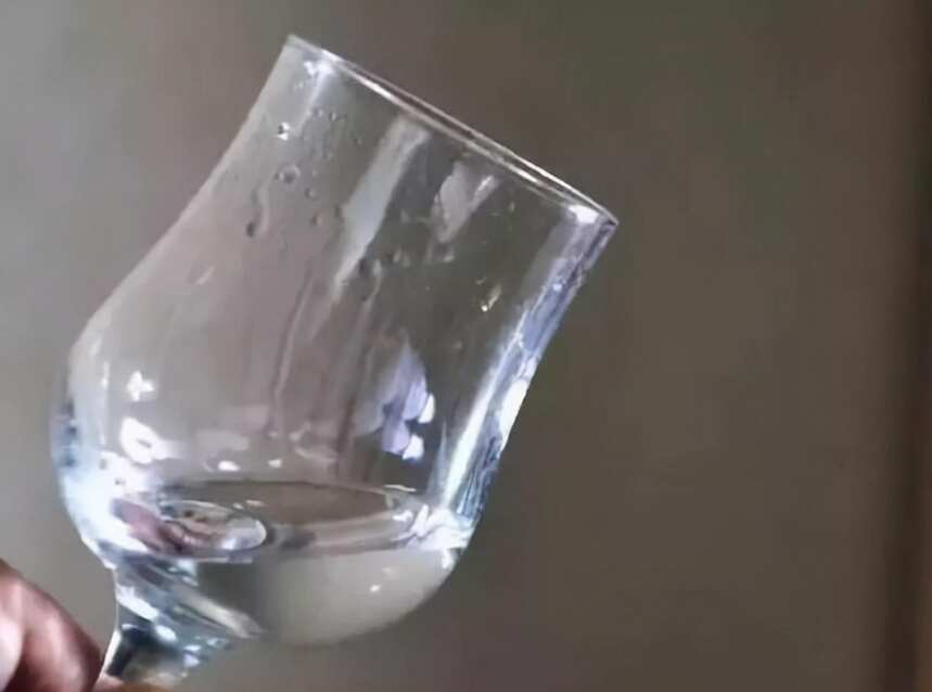 白酒挂杯：酒精酒本来就能挂杯，为何还加塑化剂？难道真有猫腻吗