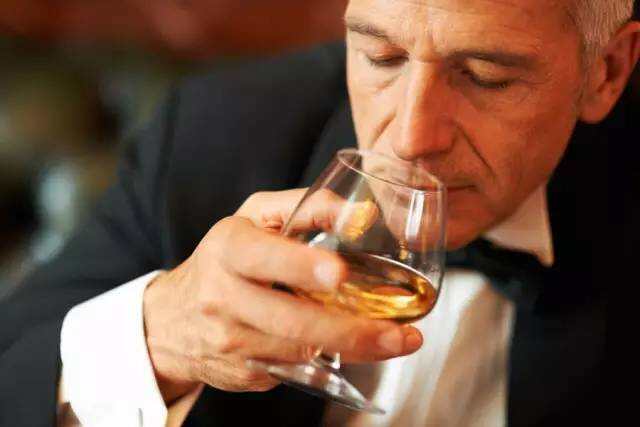 一个有品位的男人到底应该怎样喝烈酒？