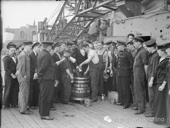 一帮海军远航的时候背着一堆的朗姆酒去干啥？