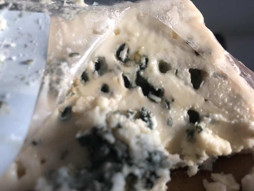 比臭豆腐还猛的发霉蓝纹奶酪你敢吃吗？这种霉吃了会不会中毒？