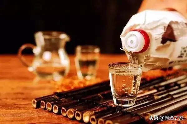 俄罗斯美女挑战中国白酒，拿起直接对瓶吹......