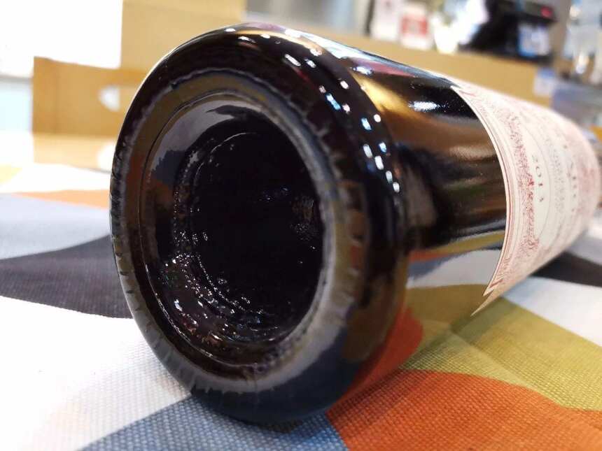 为什么红酒的酒瓶底部是凹槽的？