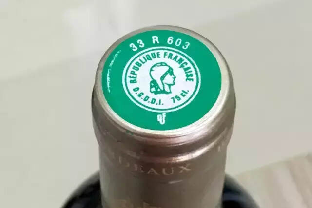 葡萄酒瓶封上为什么有小孔？