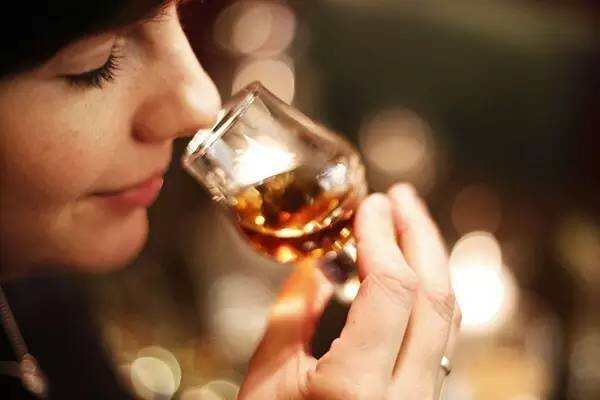 纯饮，加冰，兑饮料，威士忌到底该怎么喝？