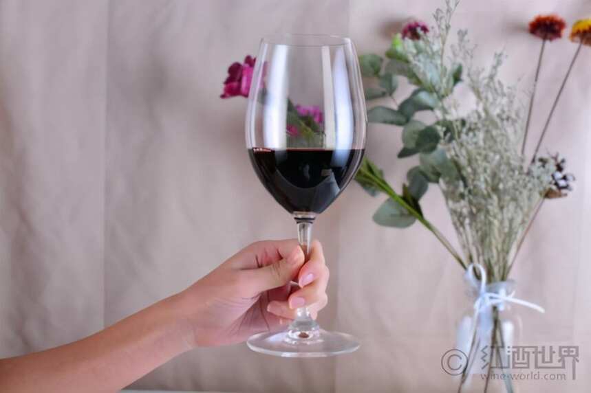 为什么葡萄酒杯要有杯梗？