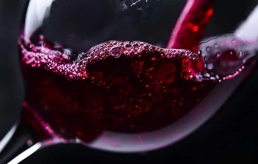 为什么葡萄酒尝起来有点酸？