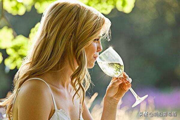 适合年轻时饮用的清爽型白葡萄酒，白葡萄酒分为哪些种类？