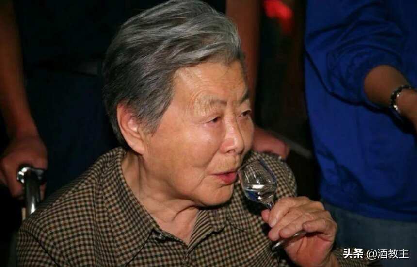 北京二锅头奠基者，中国酒业泰斗王秋芳逝世，沉痛悼念
