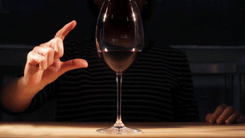 入门：为什么喝葡萄酒要摇杯？怎么摇杯？