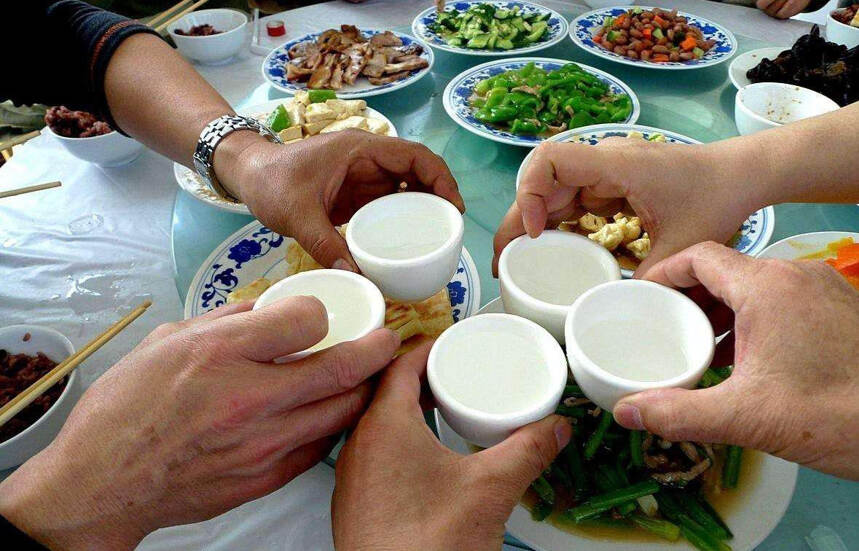 河南人喝酒的4大习俗，个个真实无比，这份执着令人钦佩
