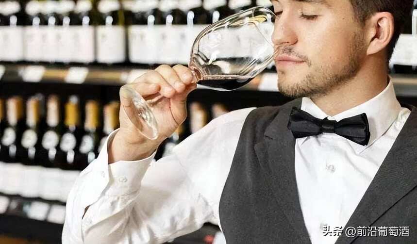 专心致志地感受葡萄酒的每一种刺激是成为品鉴葡萄酒专家的习惯