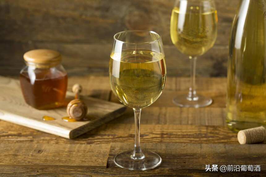 酒瓶中的液体黄金苏玳甜葡萄酒，白葡萄酒的长寿冠军苏玳甜葡萄酒