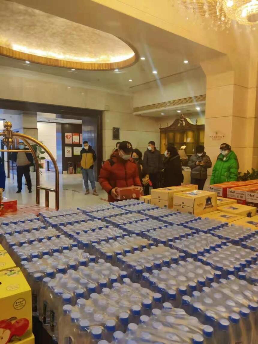 国台携手小酒喔向哈尔滨疫情防控一线工作人员捐赠物资