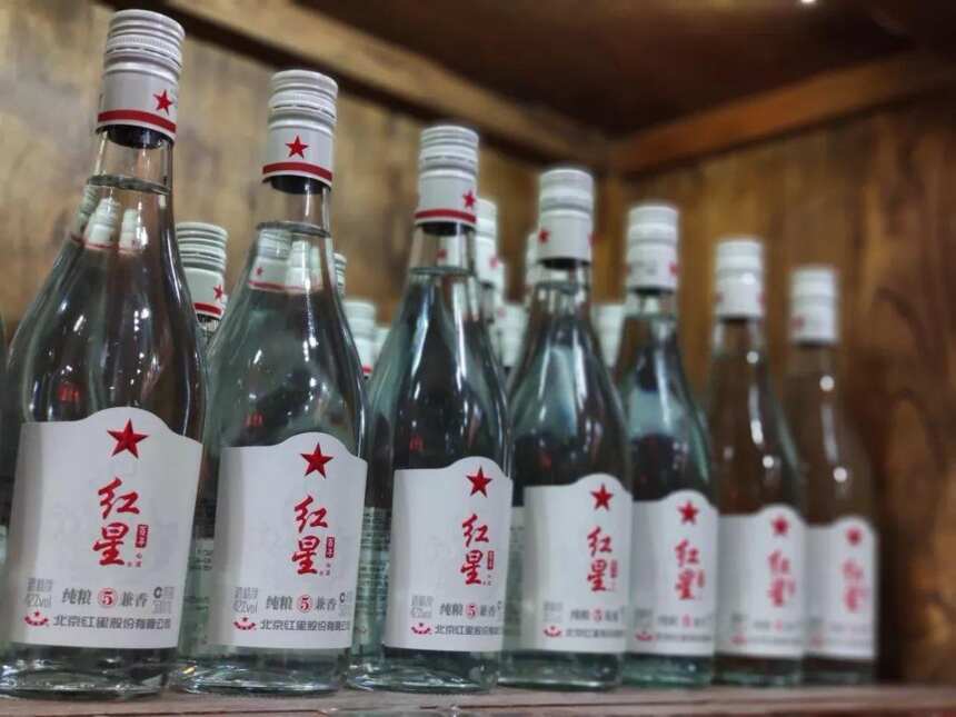 京城光瓶酒寡头格局凸显，红星新品“纯粮兼香”高性价比成黑马