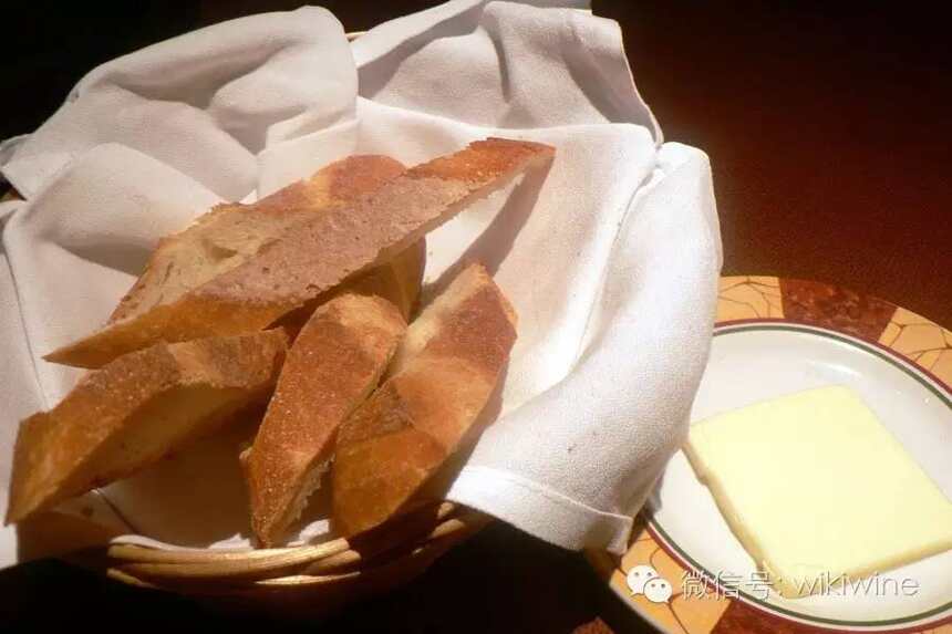 西餐礼仪：如何优雅地吃面包？