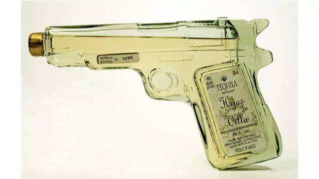 用突击步枪AK-47来装酒，这酒瓶设计得一个比一个有杀伤力！