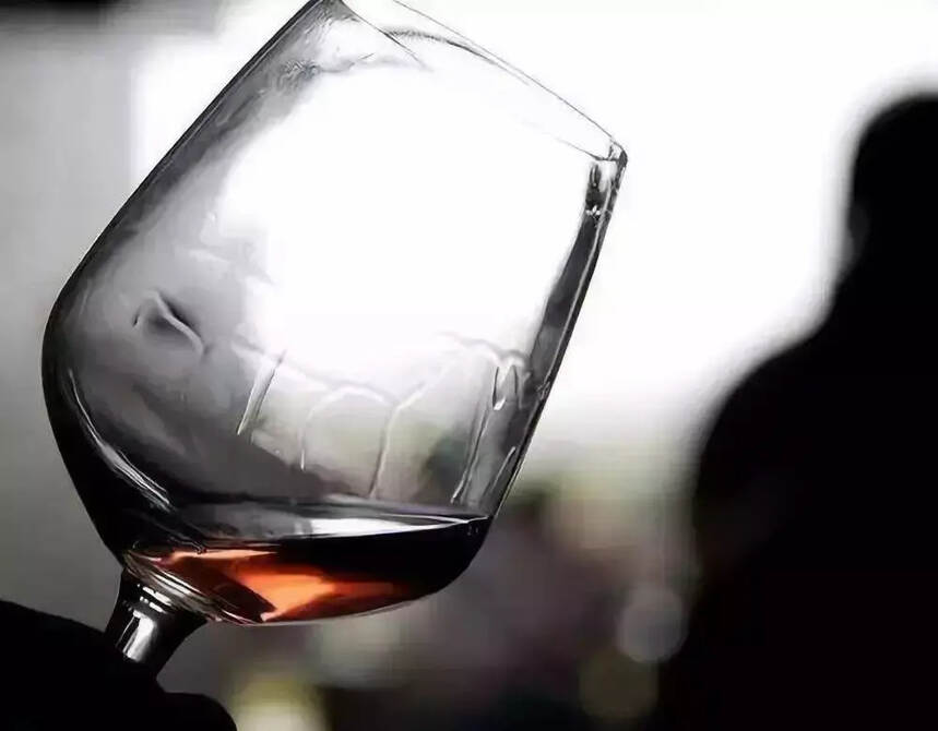 葡萄酒挂杯越多越密，代表酒品质越好吗？