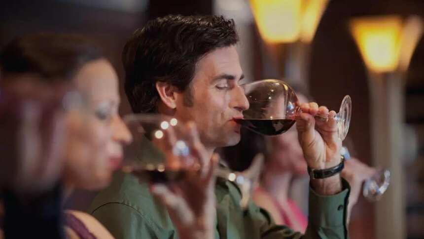 如何专业地描述红葡萄酒的口感？