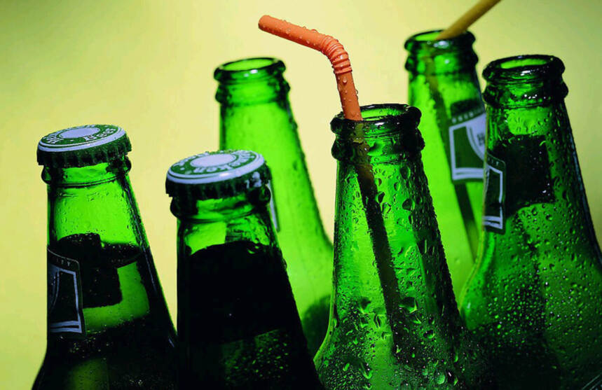 中国人经常喝的瓶装啤酒，为何是绿色的呢？看完醒悟