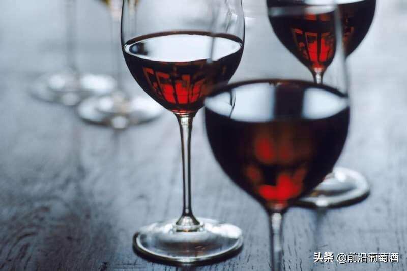 红葡萄酒颜色能传递给我们什么样的信息？红葡萄酒观色品鉴进阶一