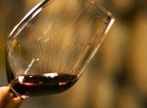 如何从葡萄酒的挂杯看酒的质量好坏？