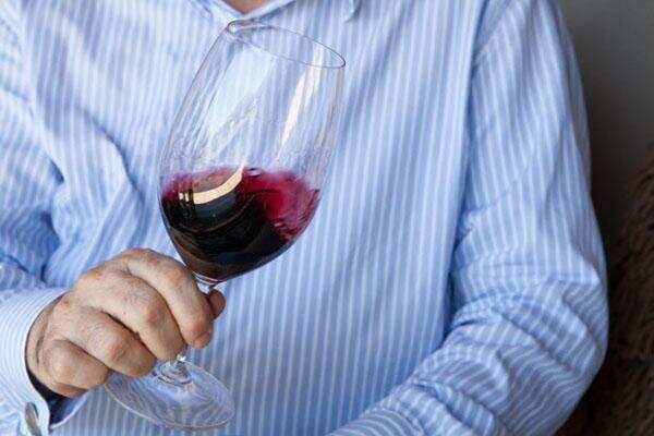 喝葡萄酒为什么要摇杯？该怎样摇杯？