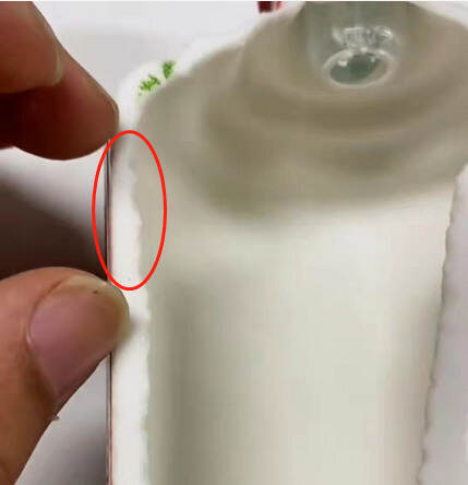 打孔茅台常见的打孔位置，切开酒瓶后发现瓶子厚度竟然不是均衡的