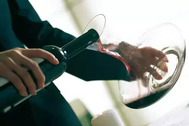 1 瓶进口葡萄酒是怎样从酒庄来到你手中的？