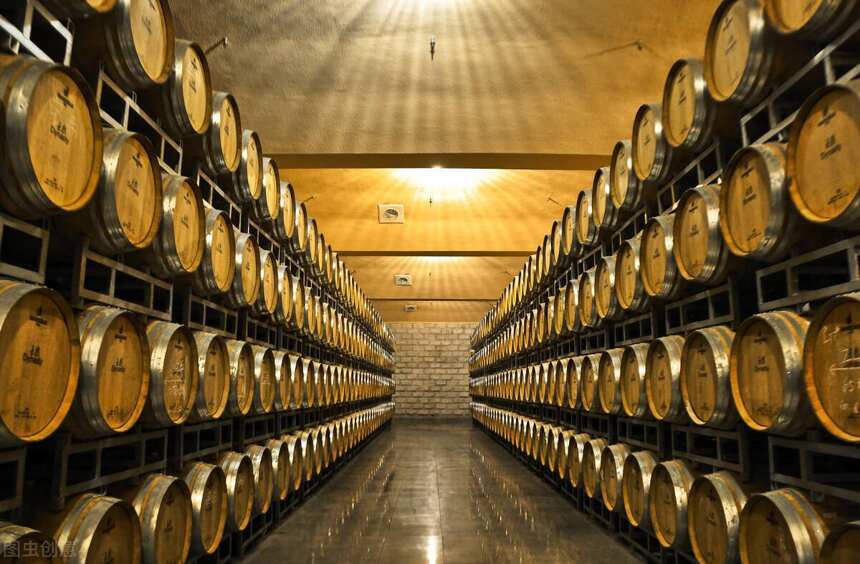 葡萄酒为什么要经过橡木桶发酵？