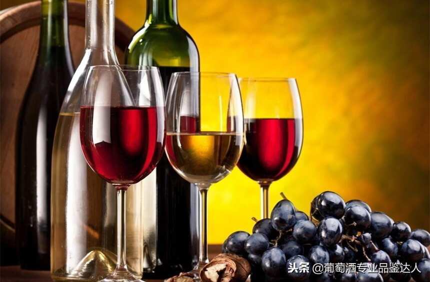 了解品尝葡萄酒的4个步骤：看、闻、品、思考