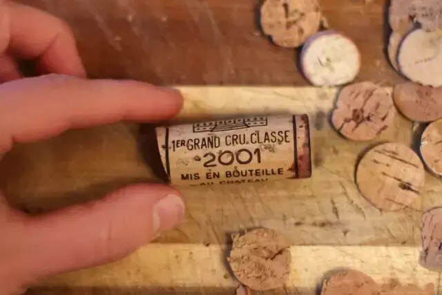 葡萄酒软木塞上的文字透露了什么信息？