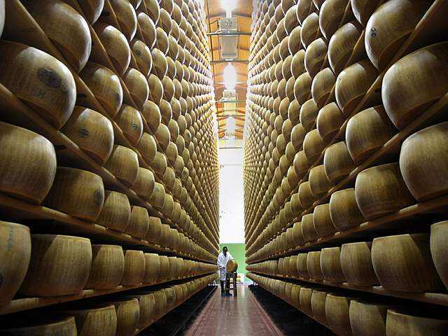 吃货都爱的帕玛森奶酪，意大利每年生产15万吨，不吃还能存银行