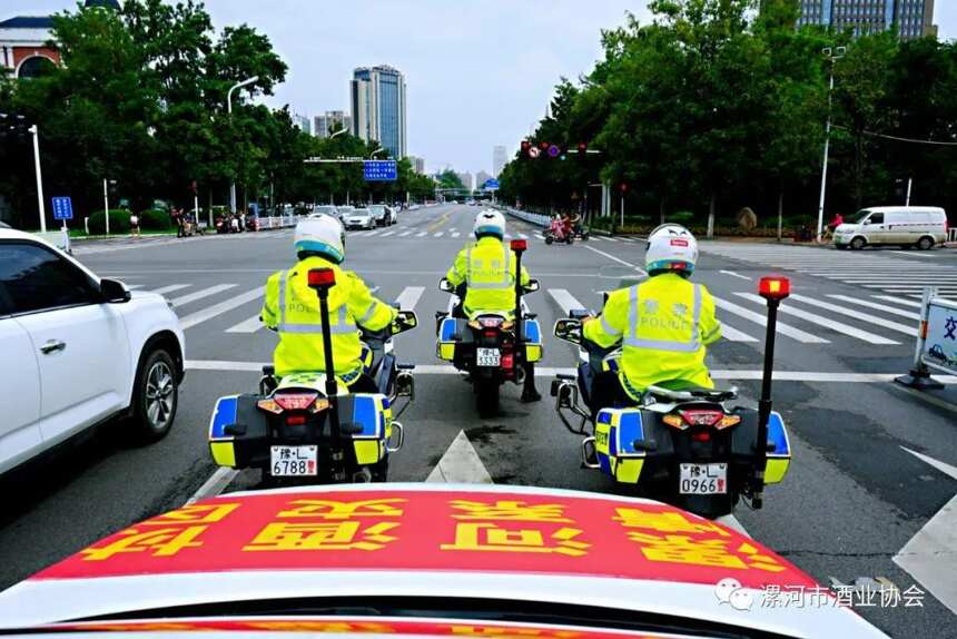 警车护送，漯河酒协爱心会员捐赠车顺利支援西华
