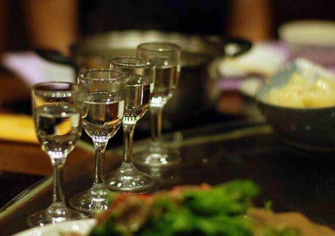广东人爱喝的白酒集锦，其中两种居然用猪肉酿制，看你喝过哪些