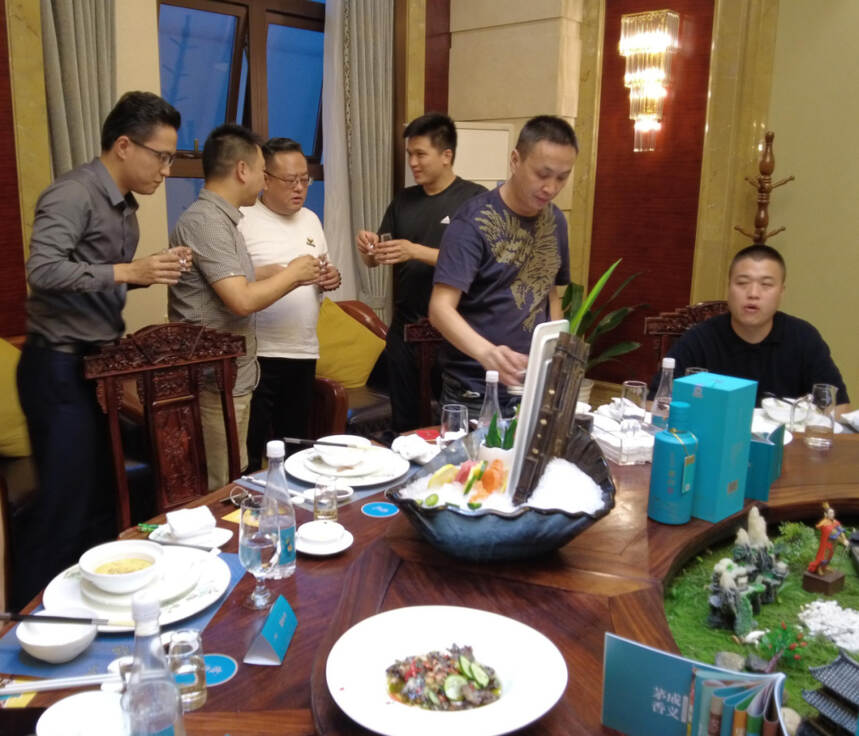 唐伟和他朋友们的贵州成义美食官分享晚宴