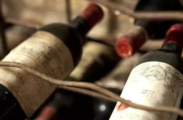 为什么有些葡萄酒瓶上会贴保鲜膜？