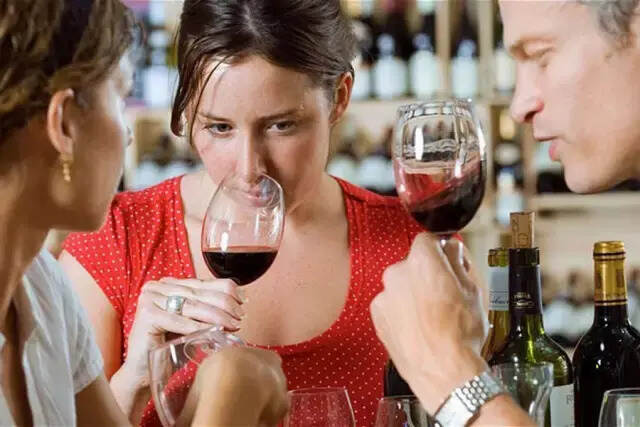 实用指南：喝葡萄酒时如何优雅地摇杯？