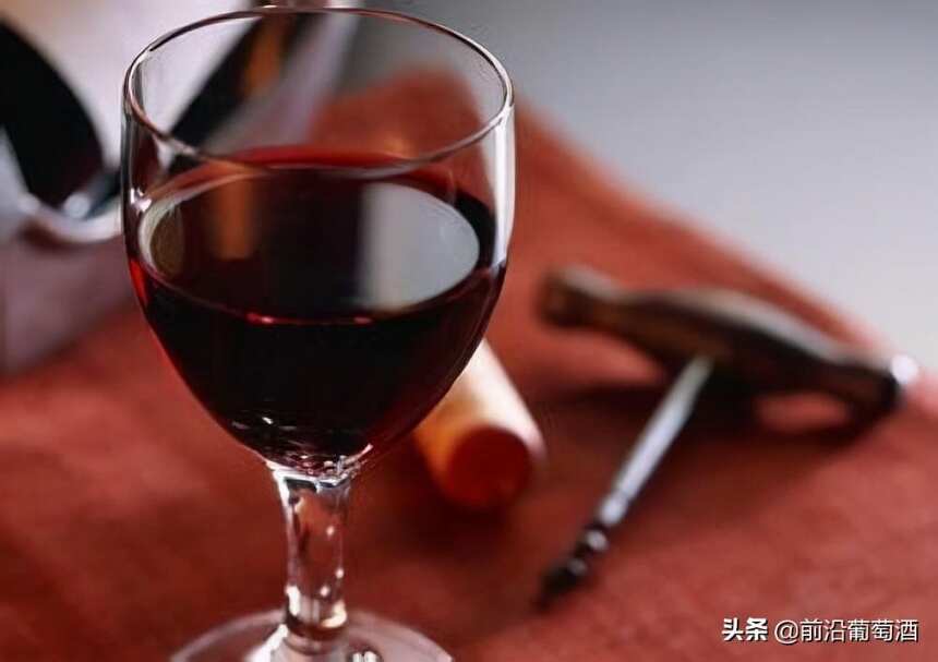 葡萄酒储藏至关重要的瓶子和瓶塞，葡萄酒玻璃瓶，橡木塞和开瓶器