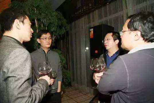 盘点任正非、马云、刘强东等大咖喝酒姿势，来看看谁最帅！