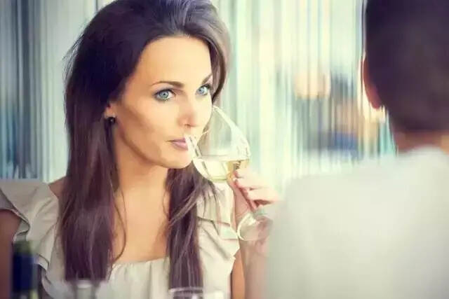 不要只顾喝酒，酒场考验的是一个人的情商