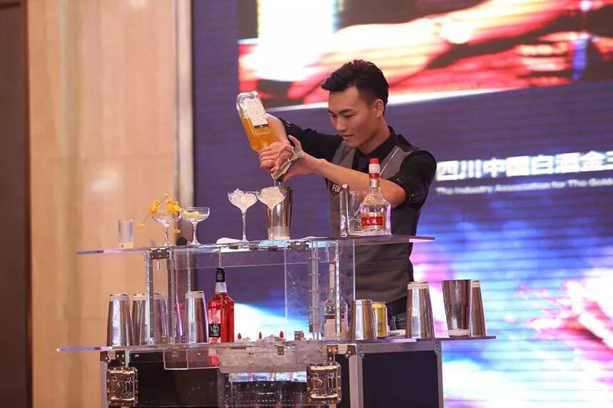 “五粮液杯”调酒大赛走进深圳，看白酒如何圈粉新生代？